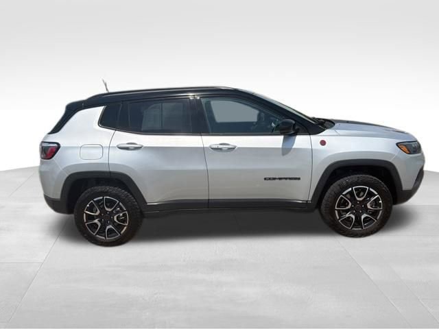 Used 2025 Jeep Compass Trailhawk image 15