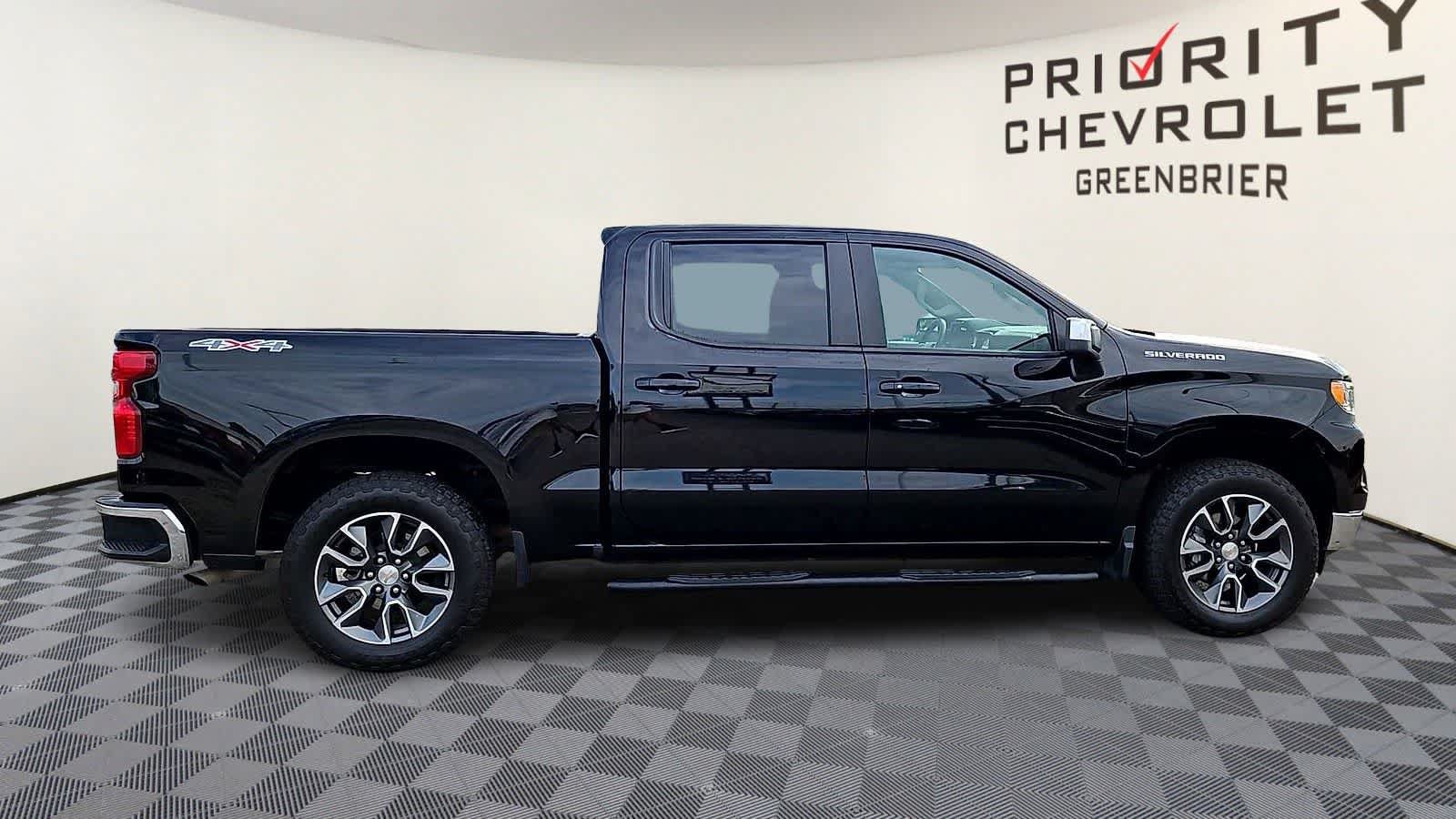 Used 2023 Chevrolet Silverado 1500 LT AWD/4WD image 9