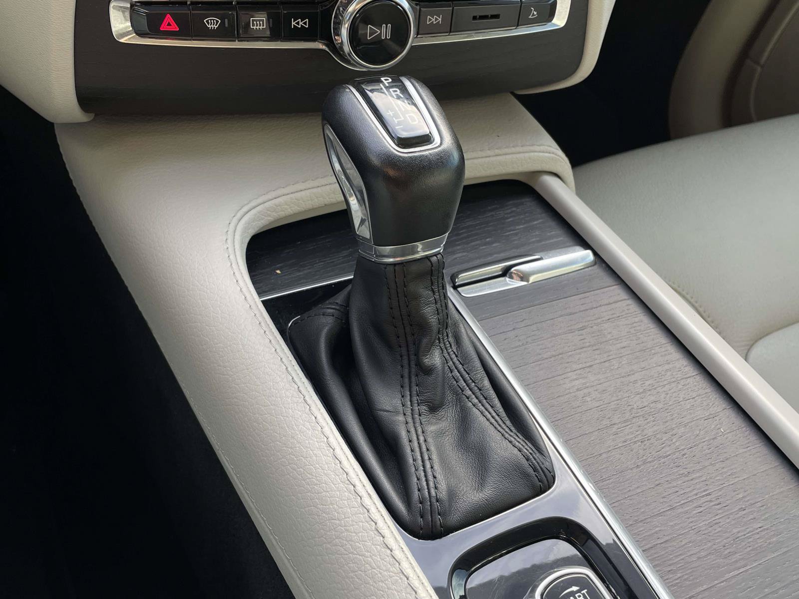Used 2020 Volvo XC90 T5 Momentum w/ Protection Package Premier FWD image 20