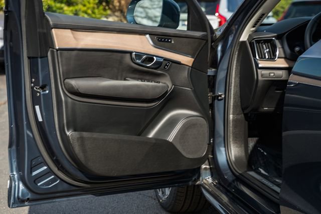 Used 2025 Volvo XC90 B6 Plus image 38