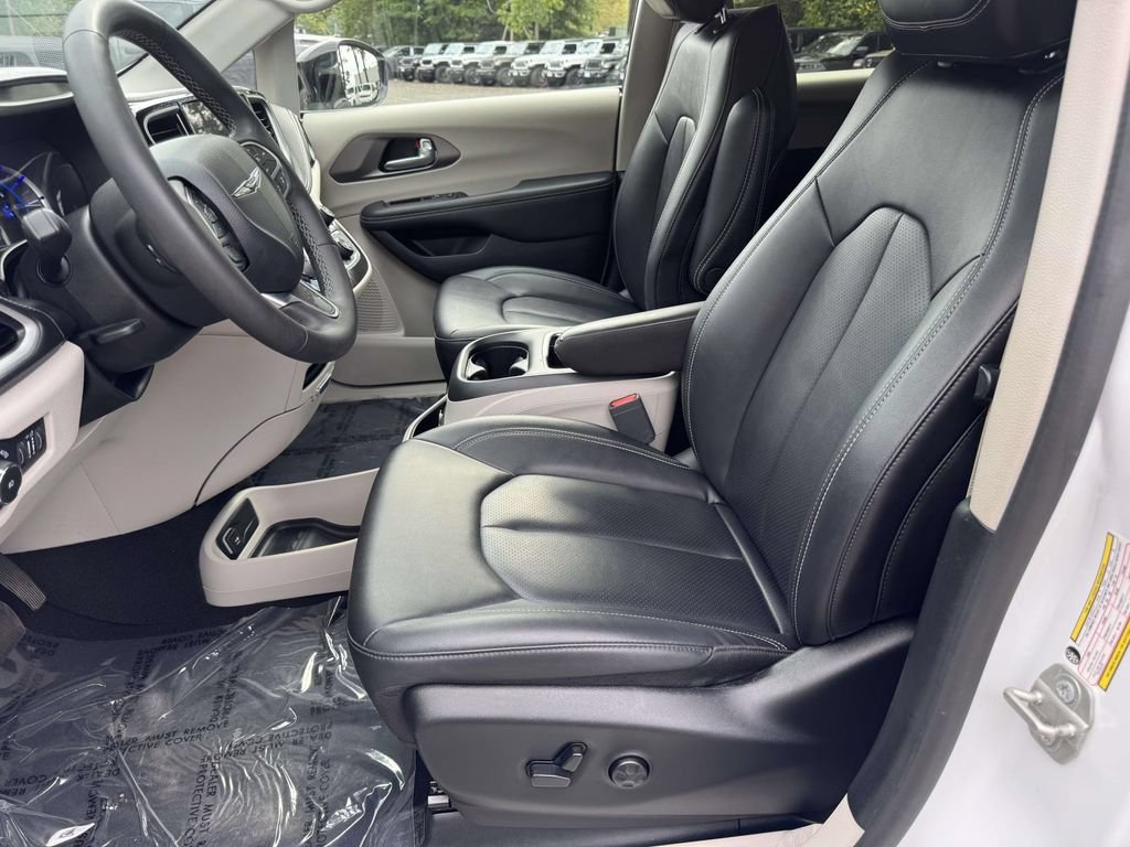 Used 2024 Chrysler Pacifica Limited FWD image 14