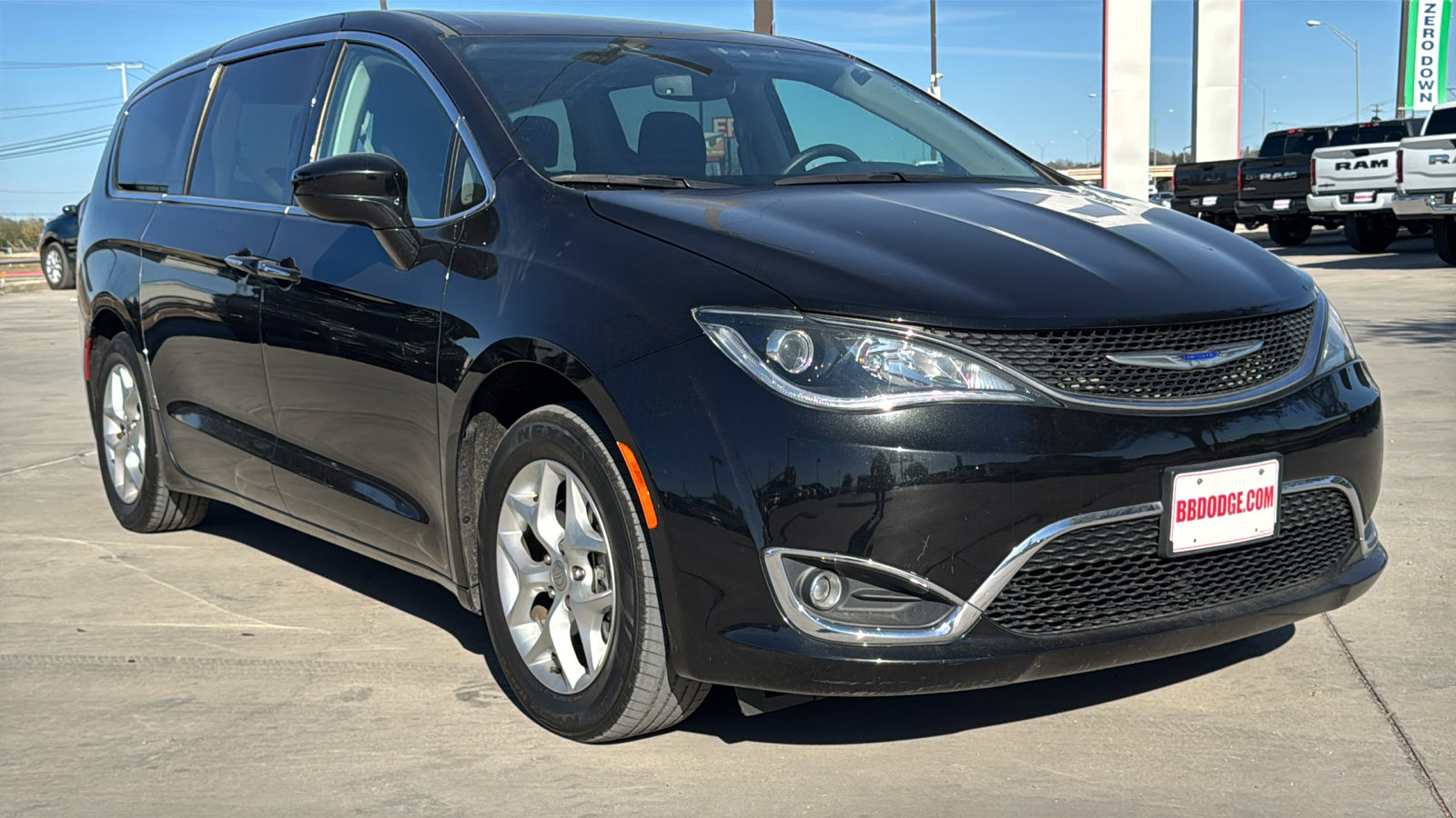 Certified 2020 Chrysler Pacifica Touring w/ Tire & Wheel Group image 3