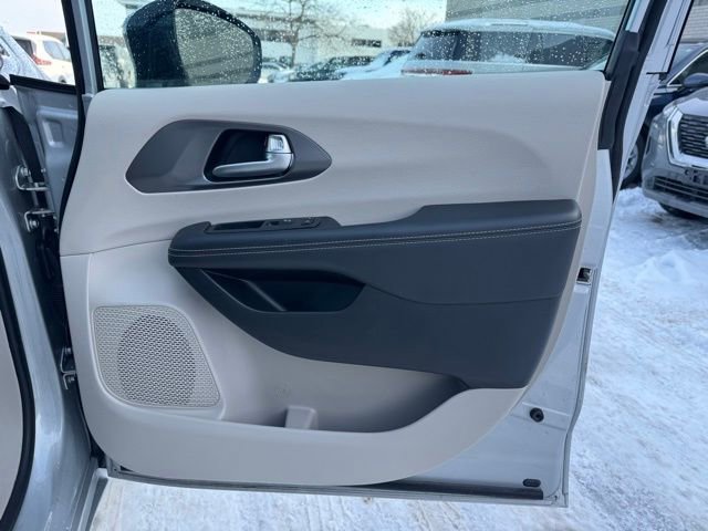 Certified 2024 Chrysler Pacifica Touring-L image 15
