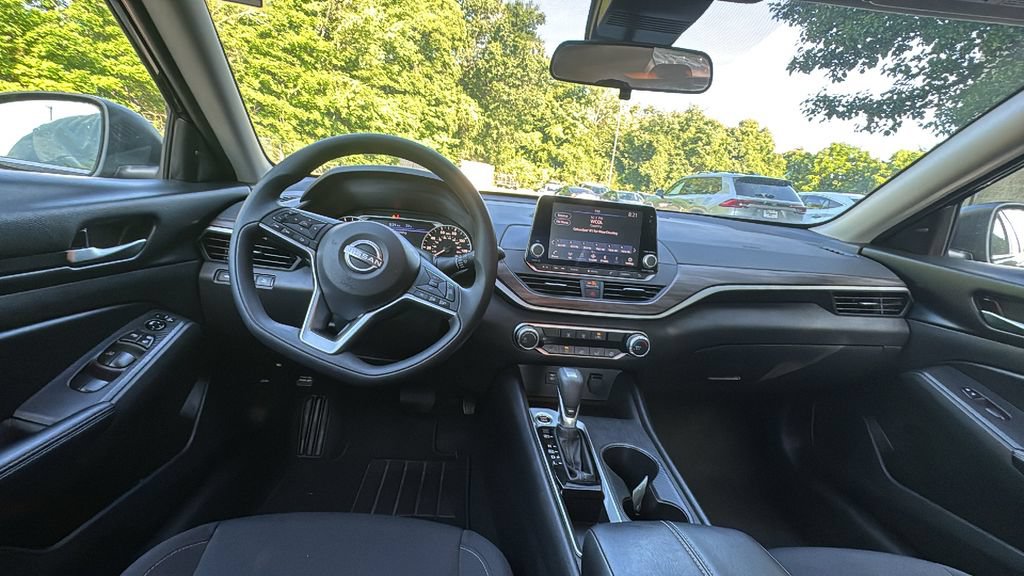 Used 2025 Nissan Altima 2.5 SV FWD image 8