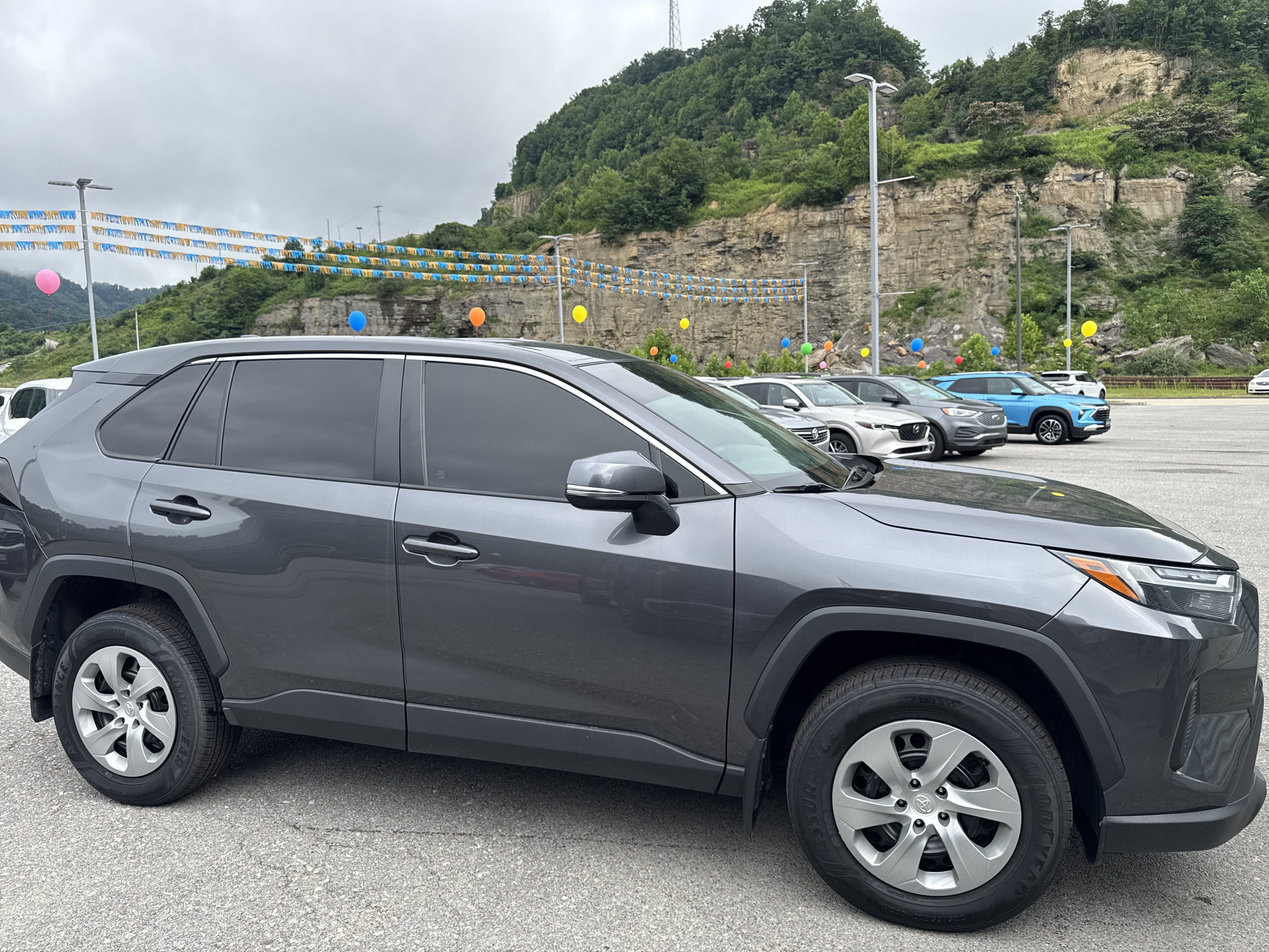 Used 2023 Toyota RAV4 LE AWD/4WD image 5
