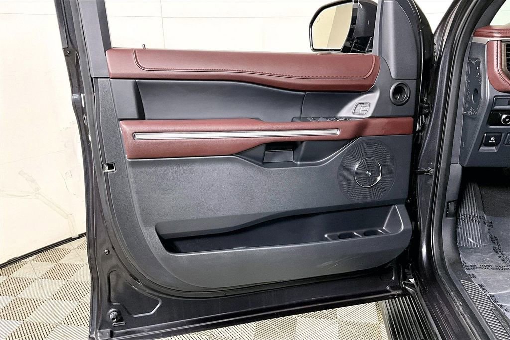 Used 2024 Ford Expedition Limited image 23