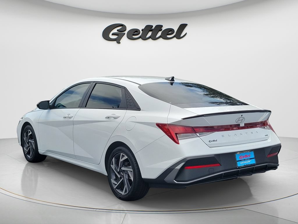 Certified 2025 Hyundai Elantra SEL FWD image 7