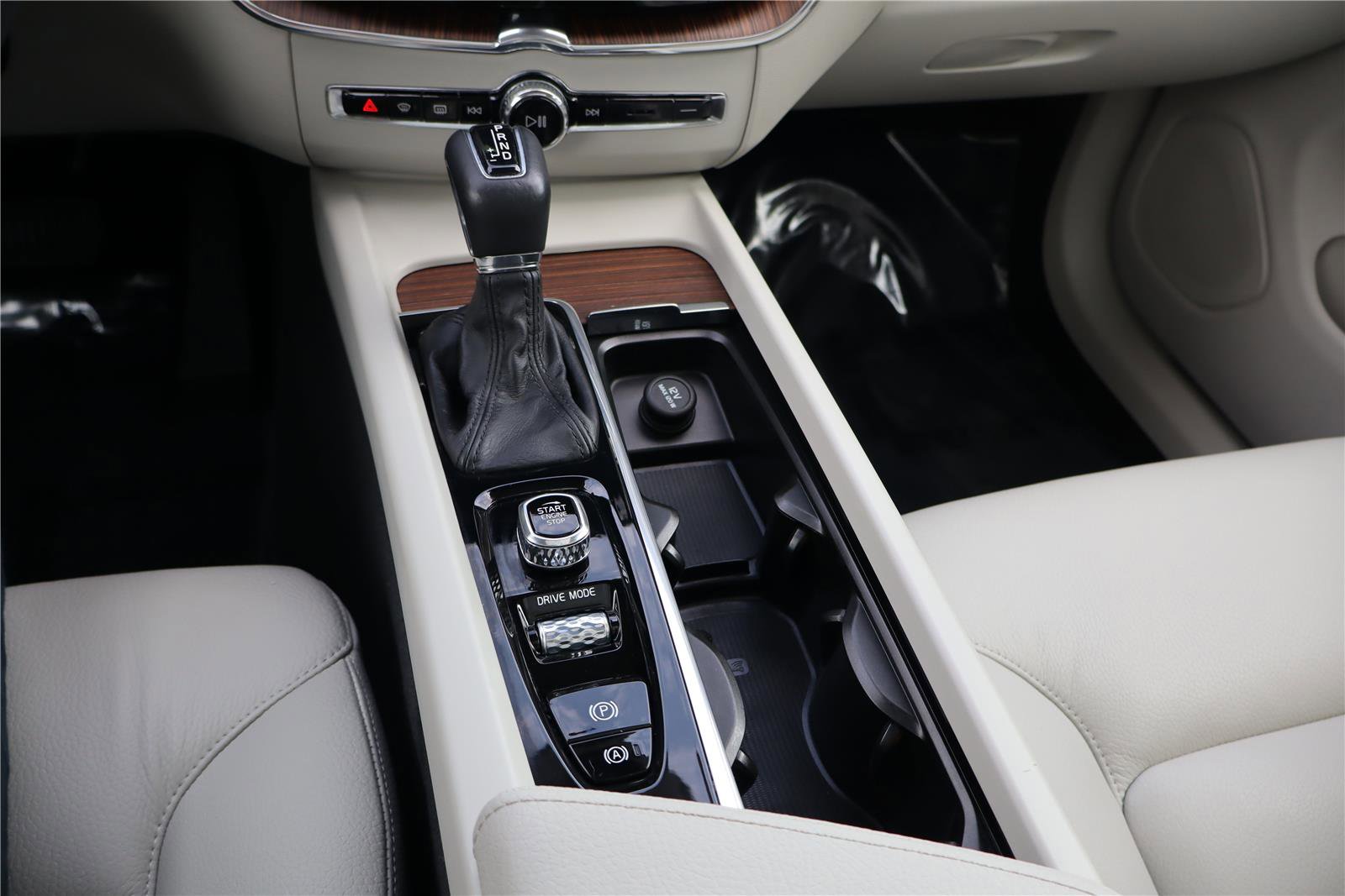 Used 2021 Volvo XC60 T5 Momentum w/ Premium Package image 21