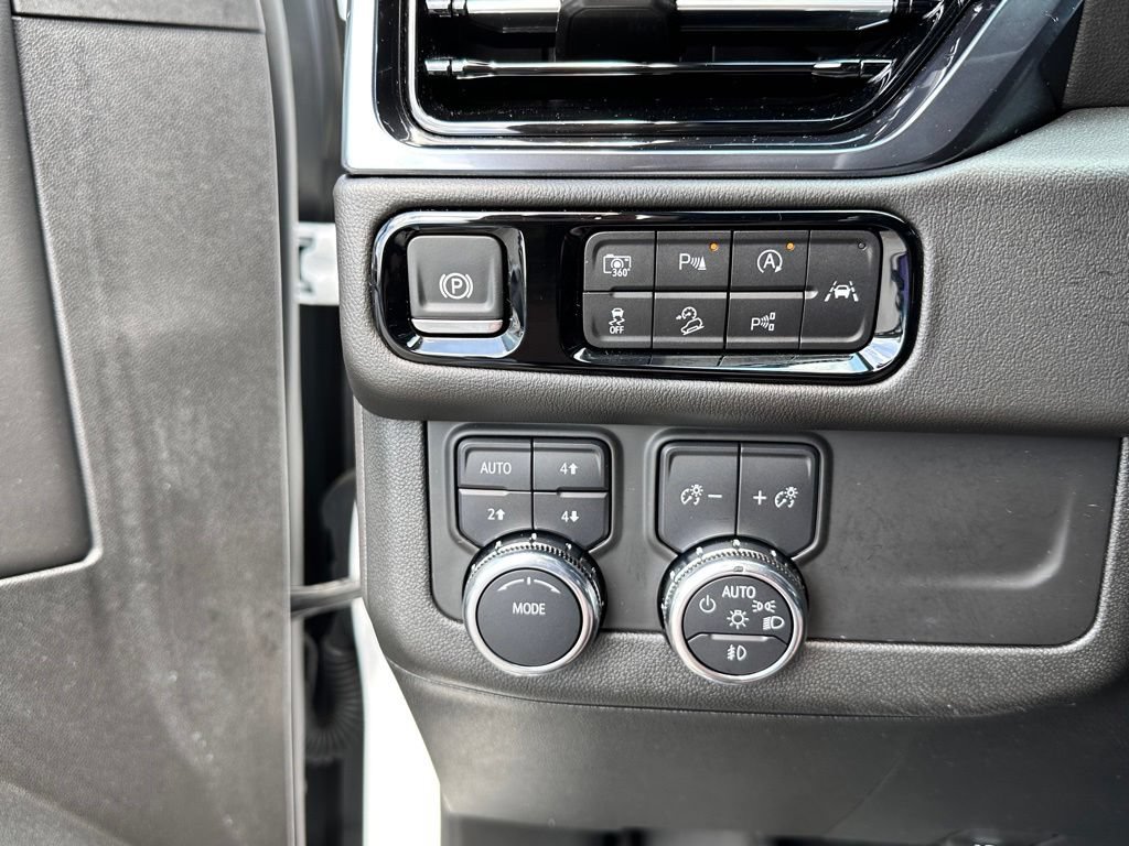 Certified 2025 GMC Yukon AT4 w/ AT4 Premium Package AWD/4WD image 38