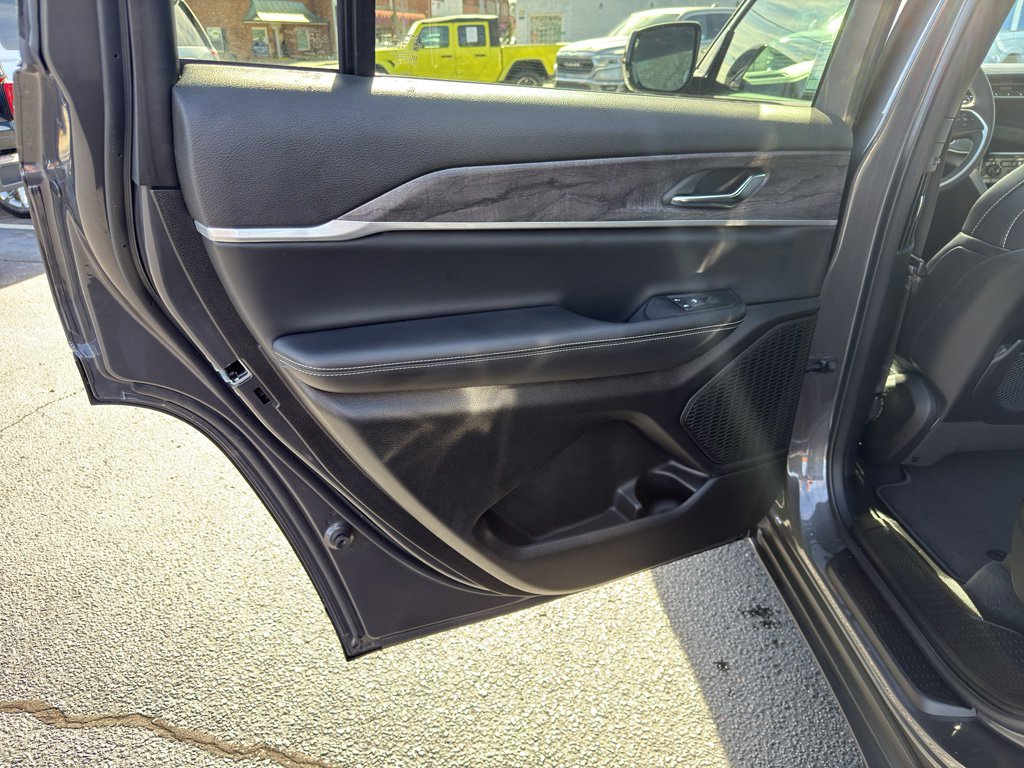 Used 2025 Jeep Grand Cherokee L Limited image 25