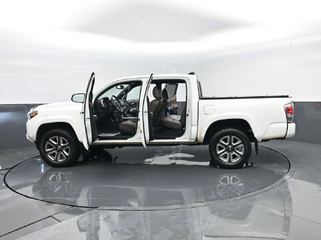 Used 2016 Toyota Tacoma Limited w/ Towing Package AWD/4WD image 30
