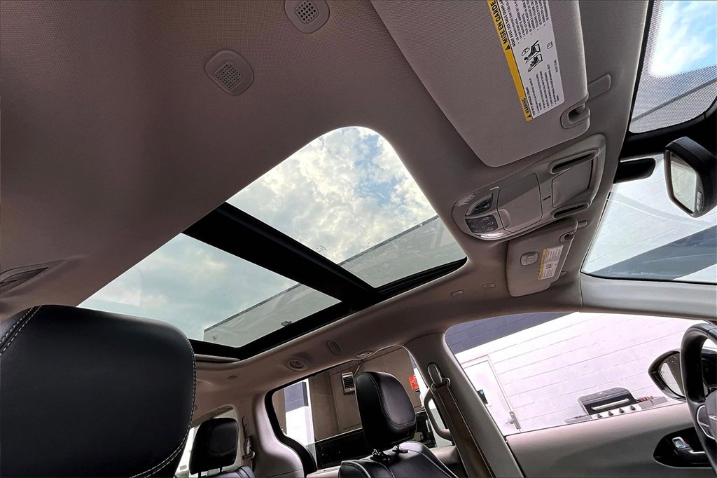 Used 2022 Chrysler Pacifica Limited image 27