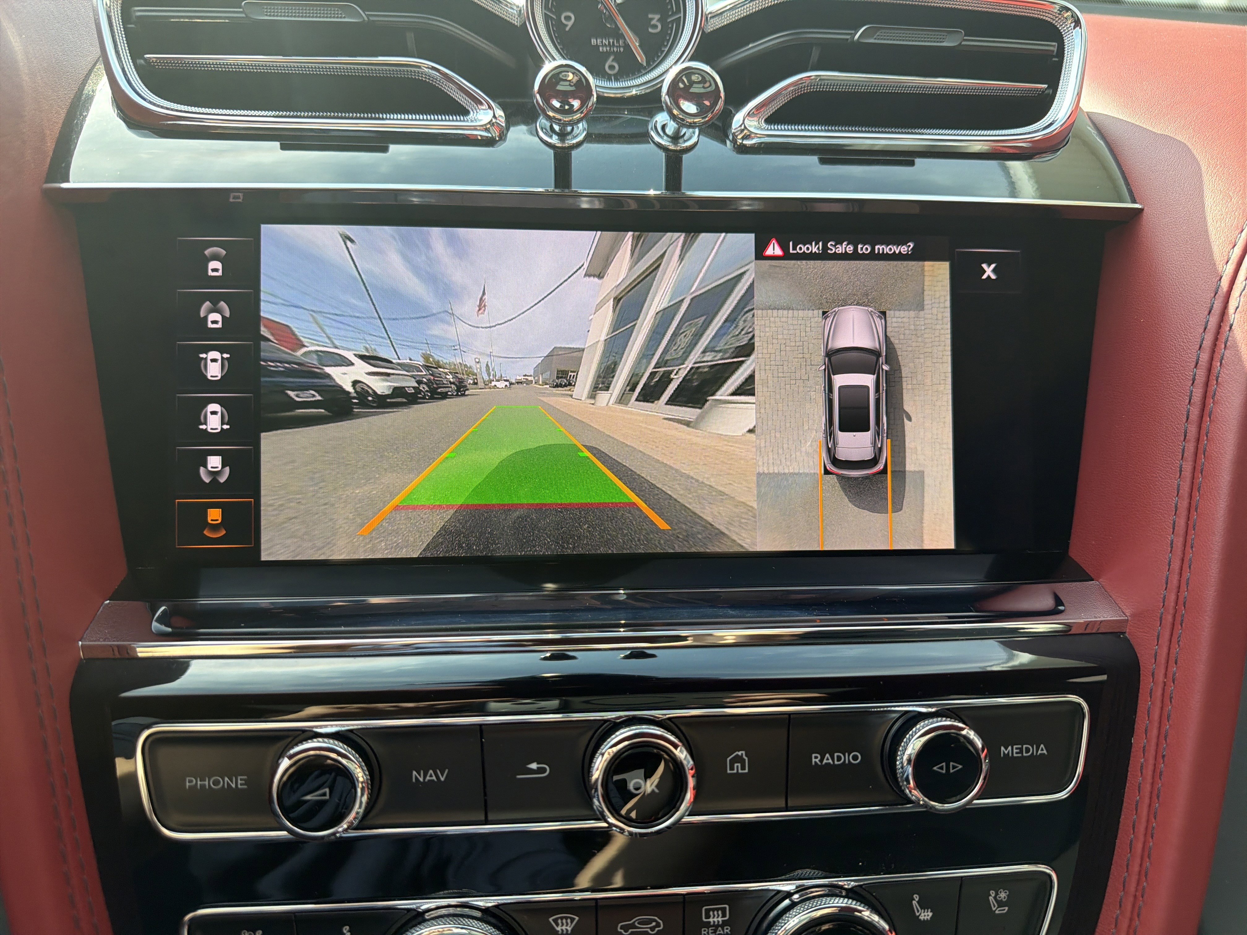 Used 2023 Bentley Bentayga Extended Wheelbase AWD/4WD image 24