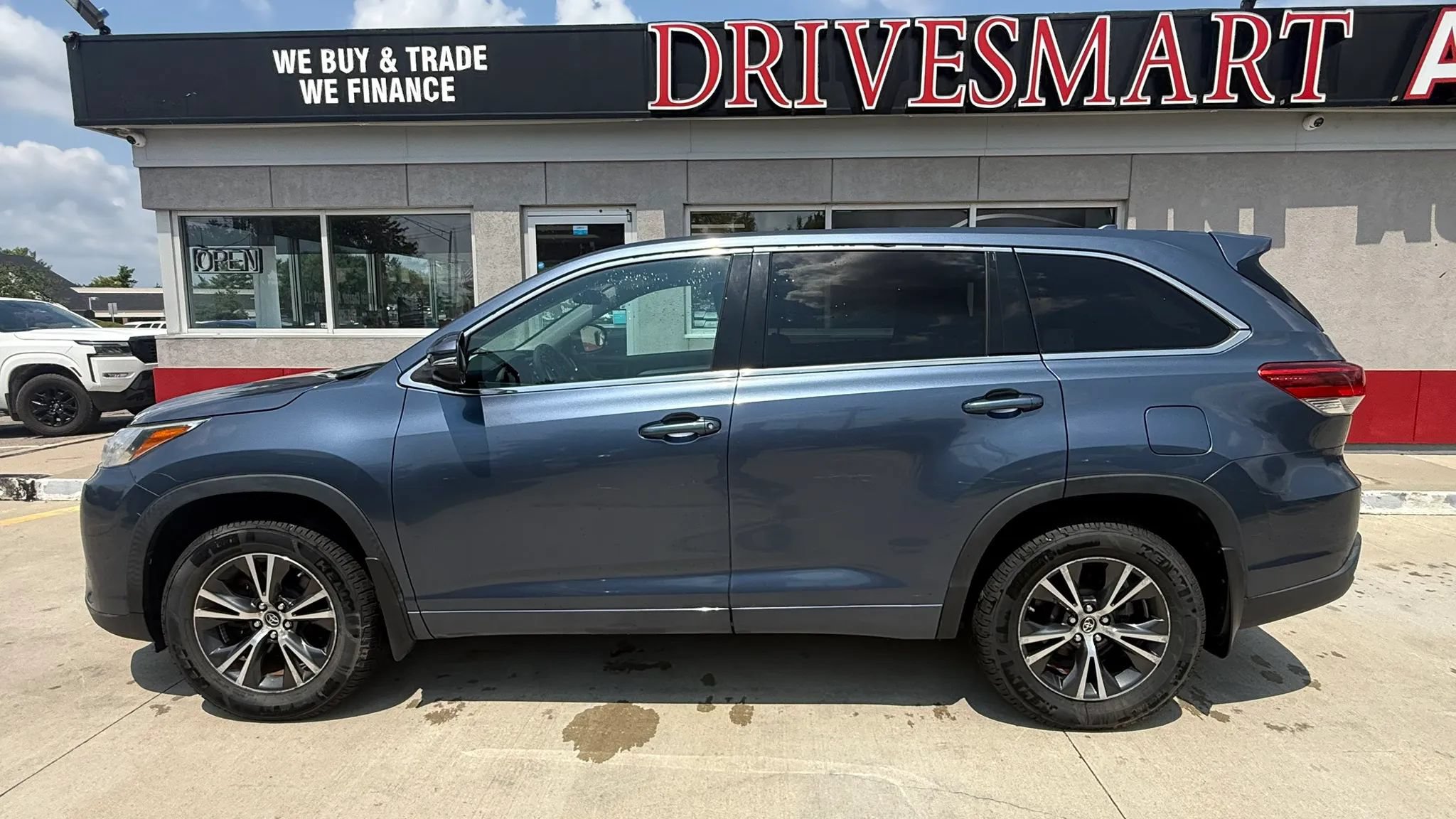 Used 2017 Toyota Highlander Plus AWD/4WD image 5