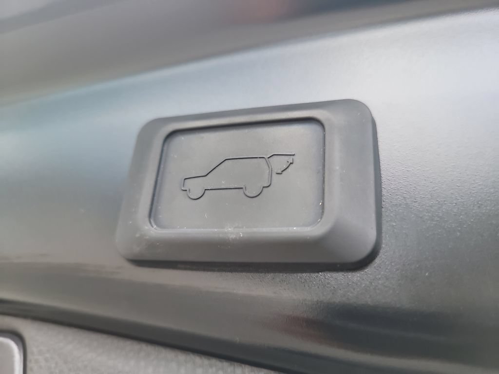Used 2025 Toyota RAV4 XLE w/ Convenience Package FWD image 8