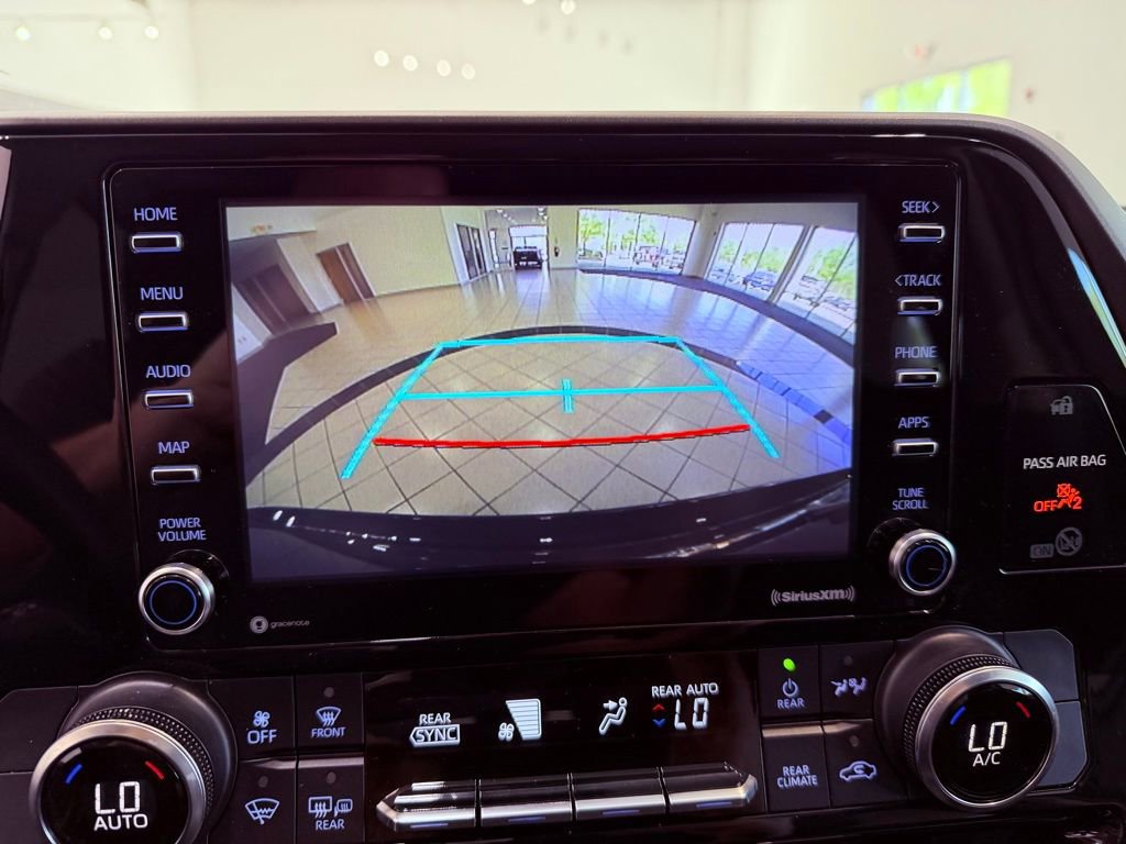 Used 2021 Toyota Highlander L AWD/4WD image 25