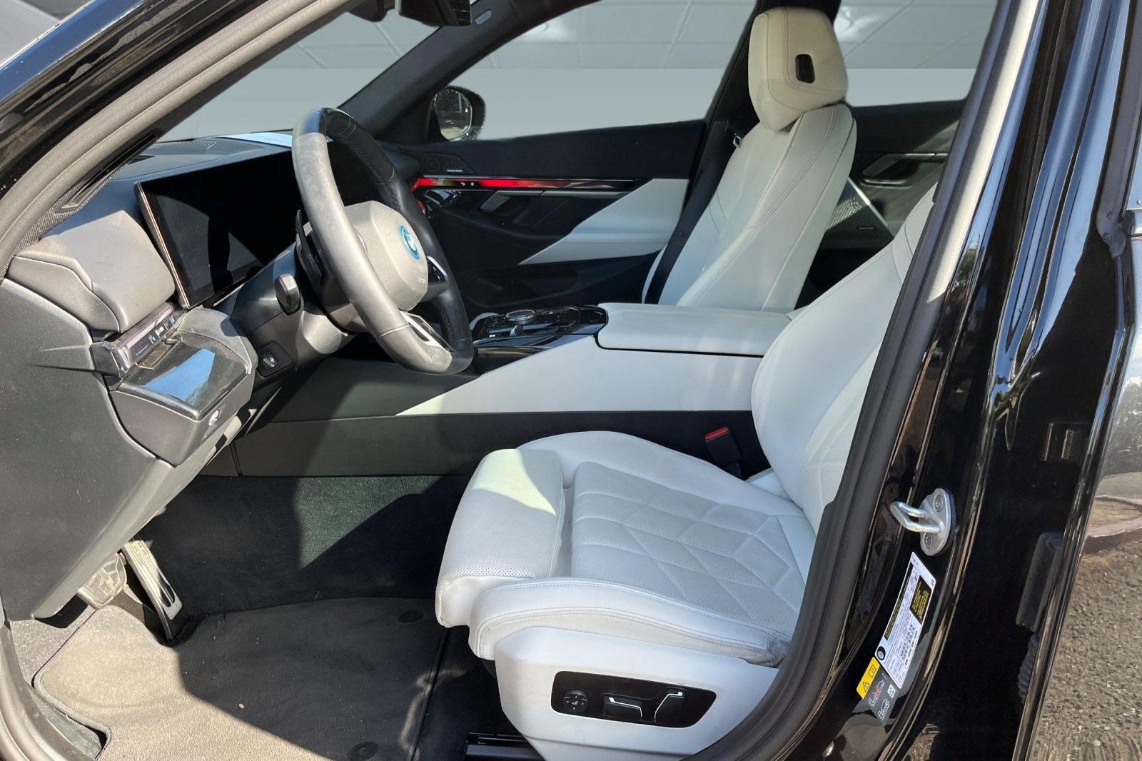 Used 2025 BMW 550e xDrive w/ Premium Package AWD/4WD image 3