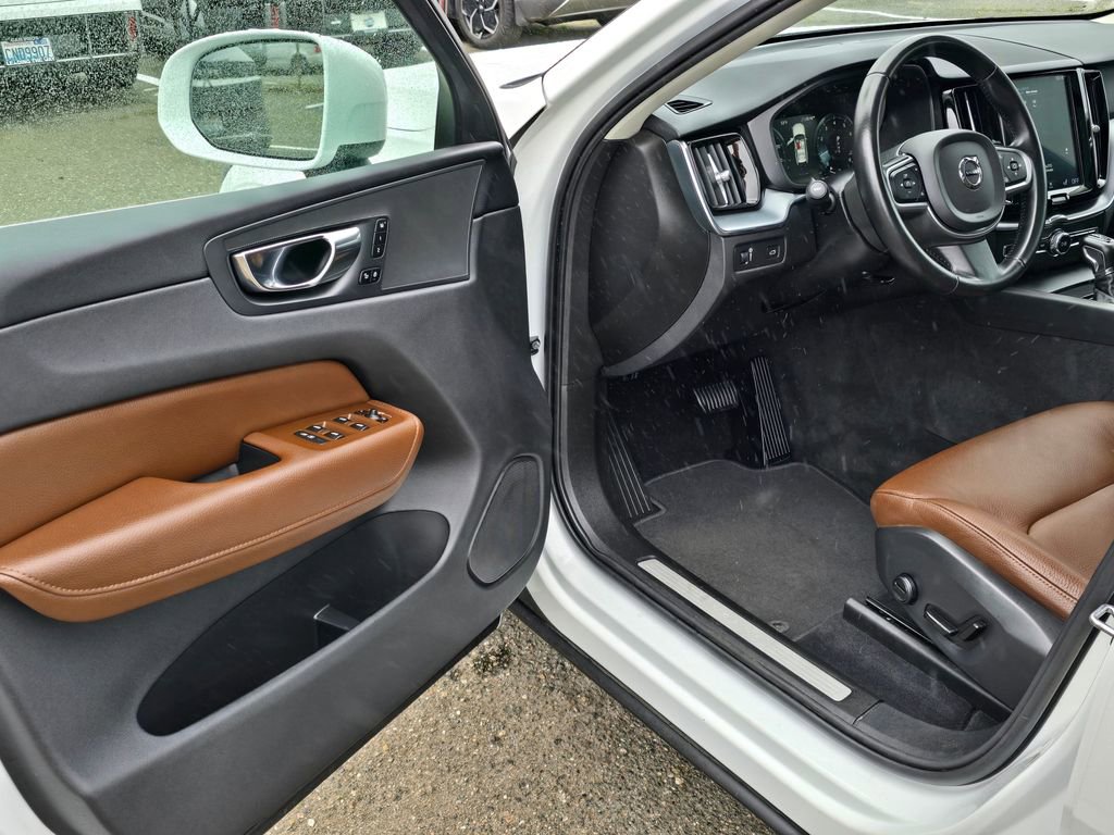 Used 2020 Volvo XC60 T5 Momentum AWD/4WD image 17