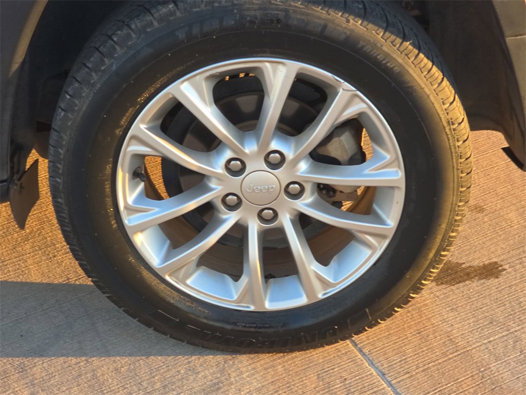 Used 2019 Jeep Cherokee Latitude w/ Popular Appearance Group image 32