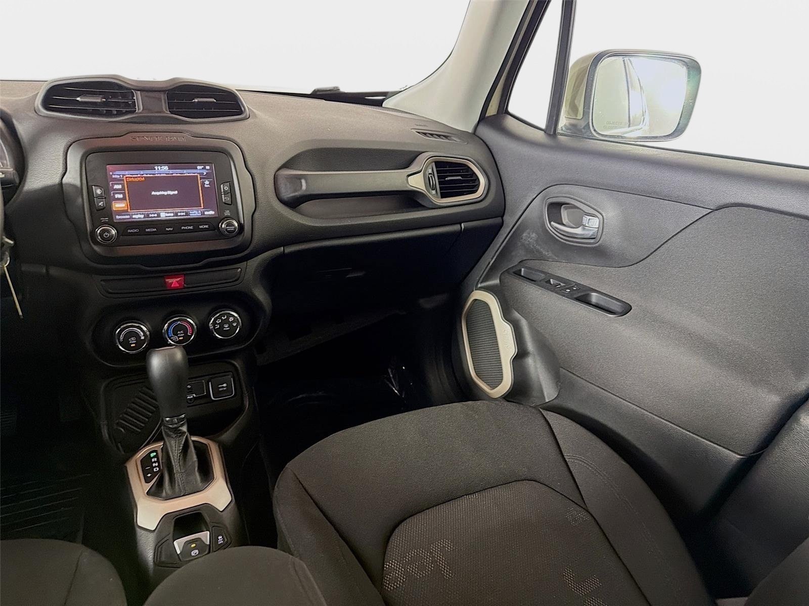 Used 2015 Jeep Renegade Latitude FWD image 23