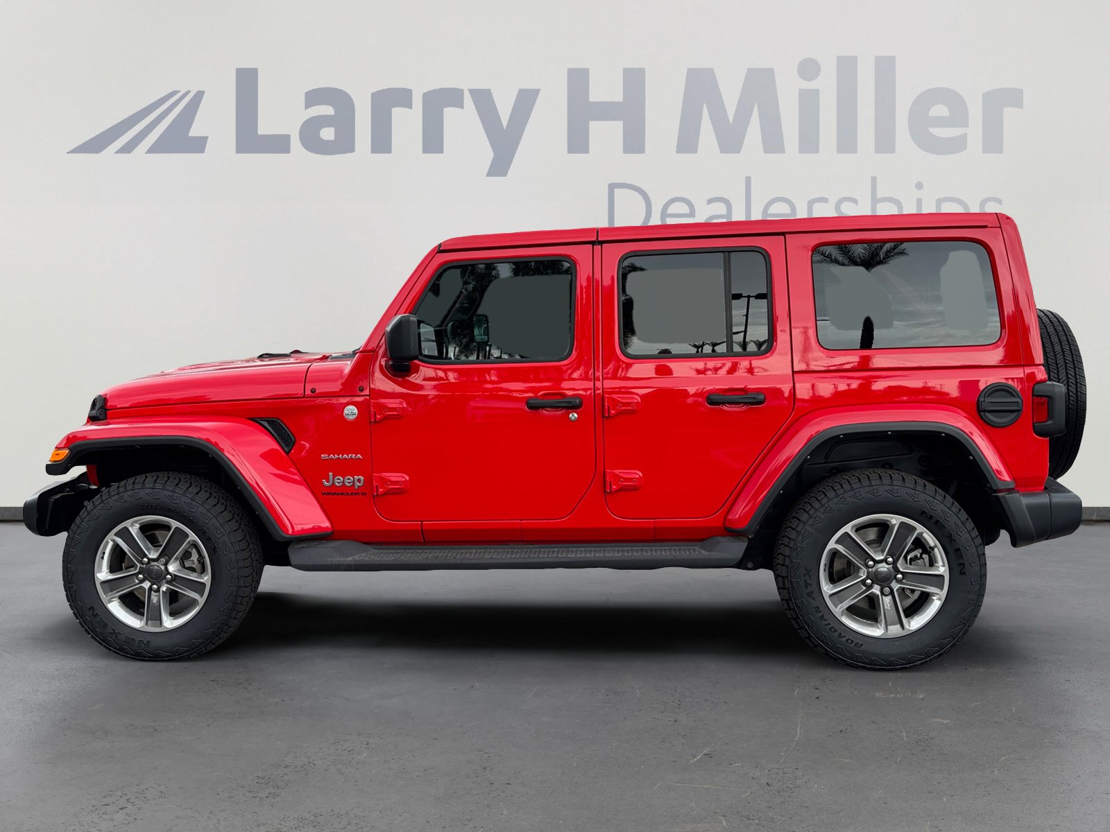 Used 2023 Jeep Wrangler Unlimited Sahara AWD/4WD image 2