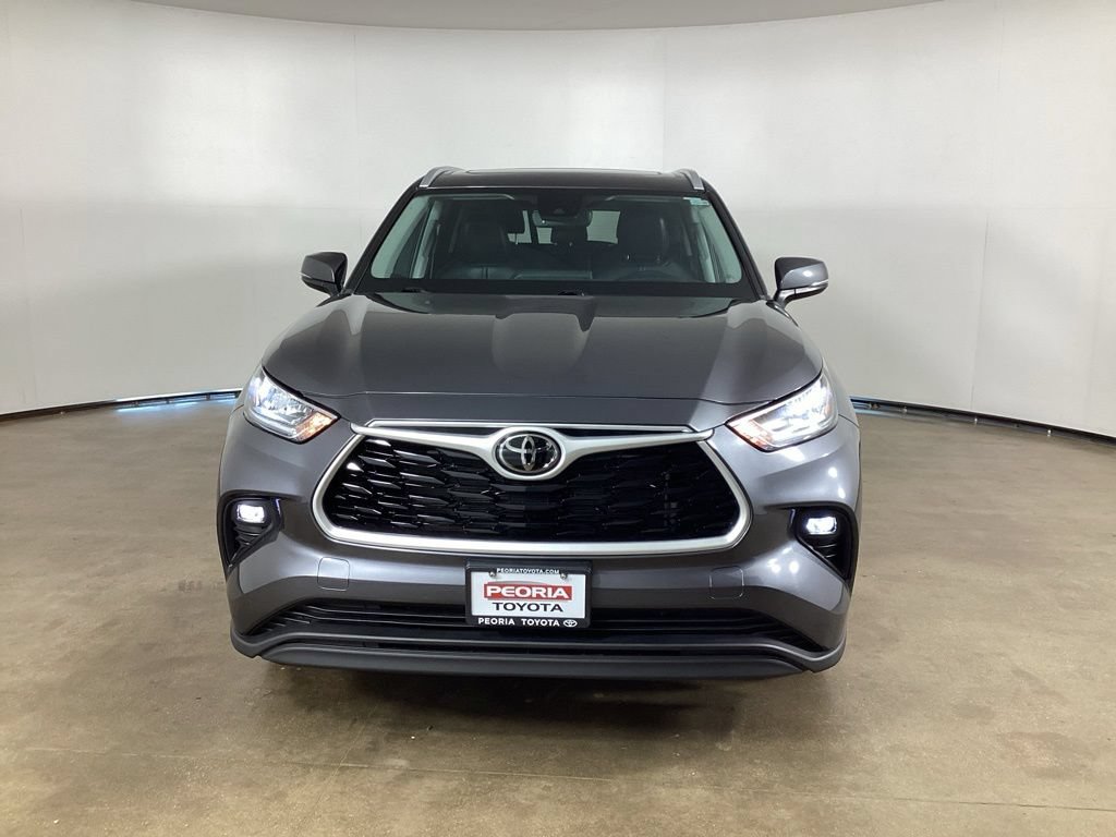 Used 2023 Toyota Highlander XLE AWD/4WD image 2