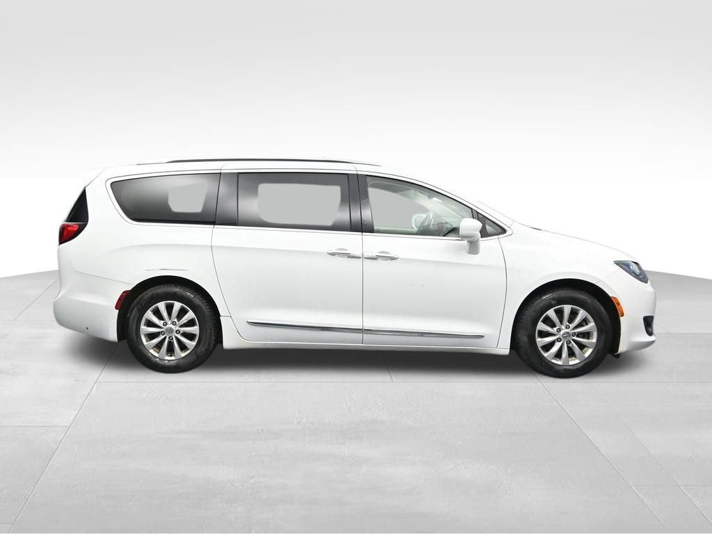 Used 2019 Chrysler Pacifica Touring-L FWD image 6