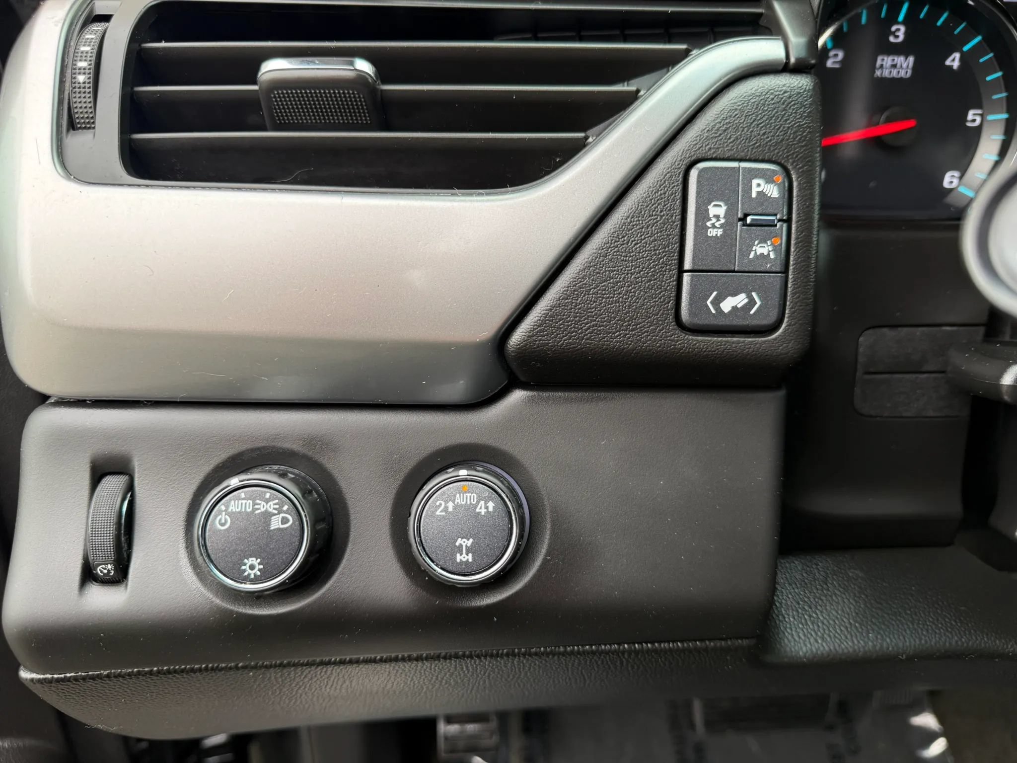 Used 2018 Chevrolet Tahoe LT AWD/4WD image 34