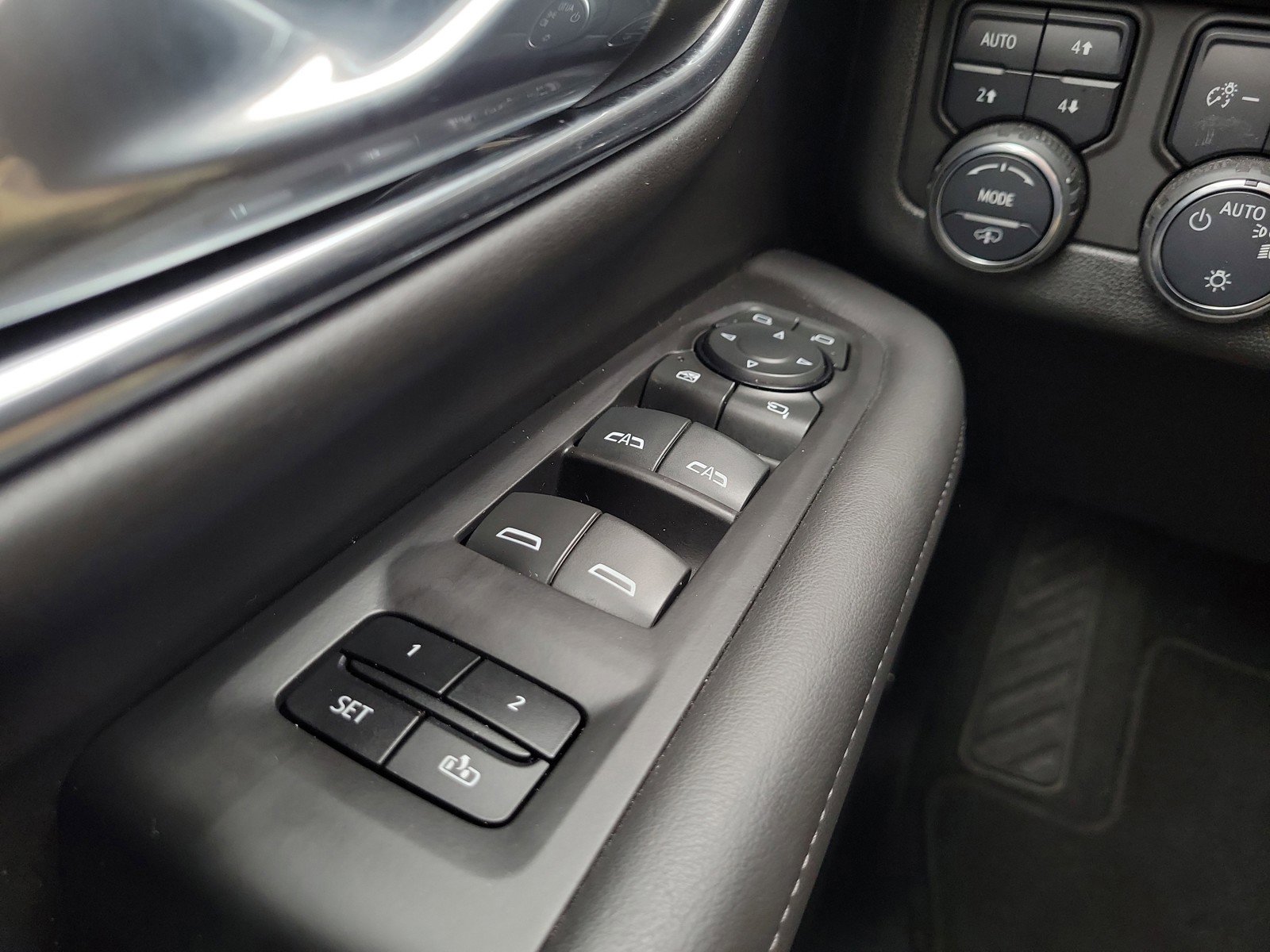 Used 2024 Chevrolet Tahoe Z71 w/ Z71 Off-Road Package AWD/4WD image 22