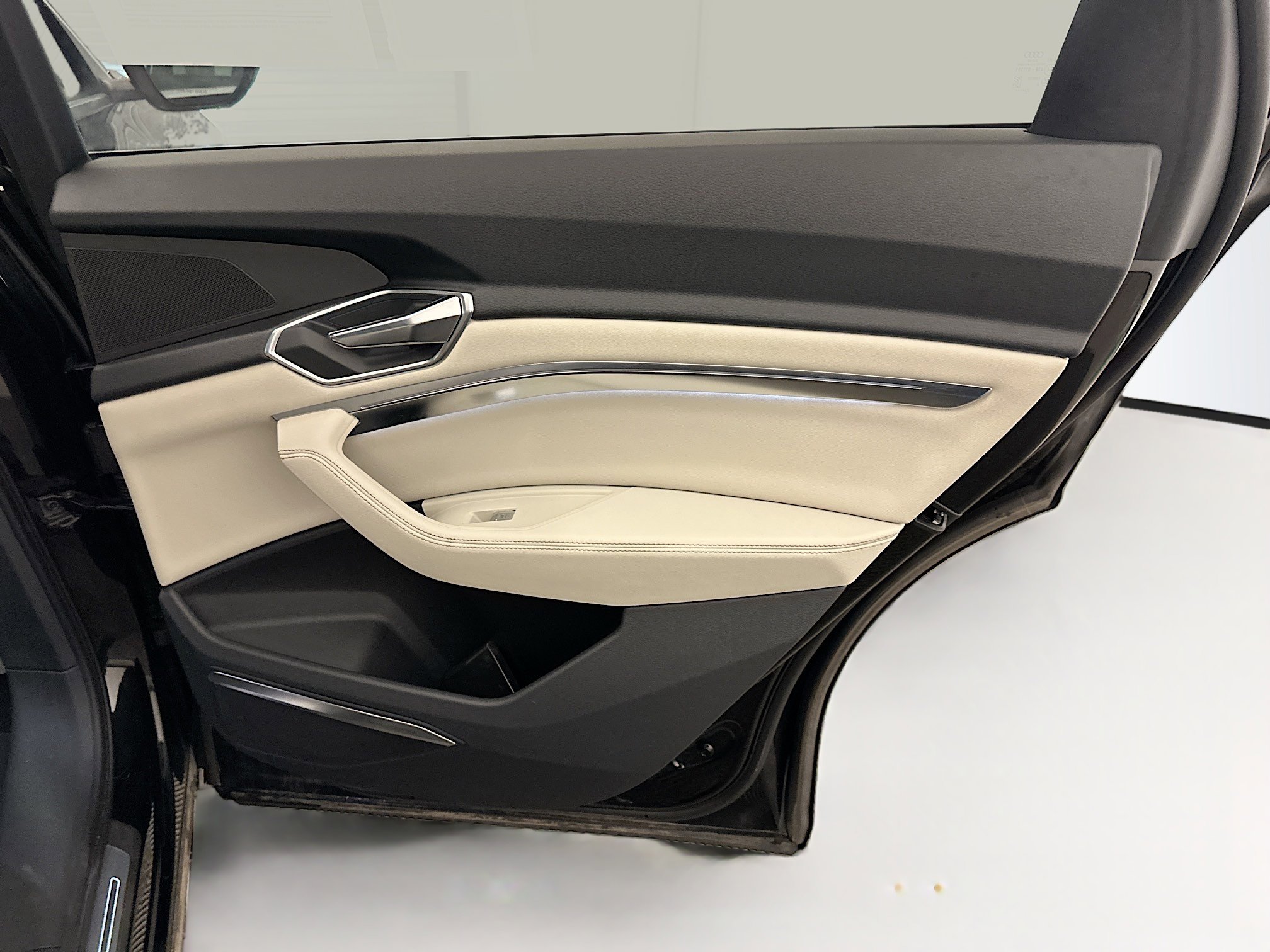 Used 2024 Audi Q8 e-tron Premium Plus w/ Premium Plus Package image 33