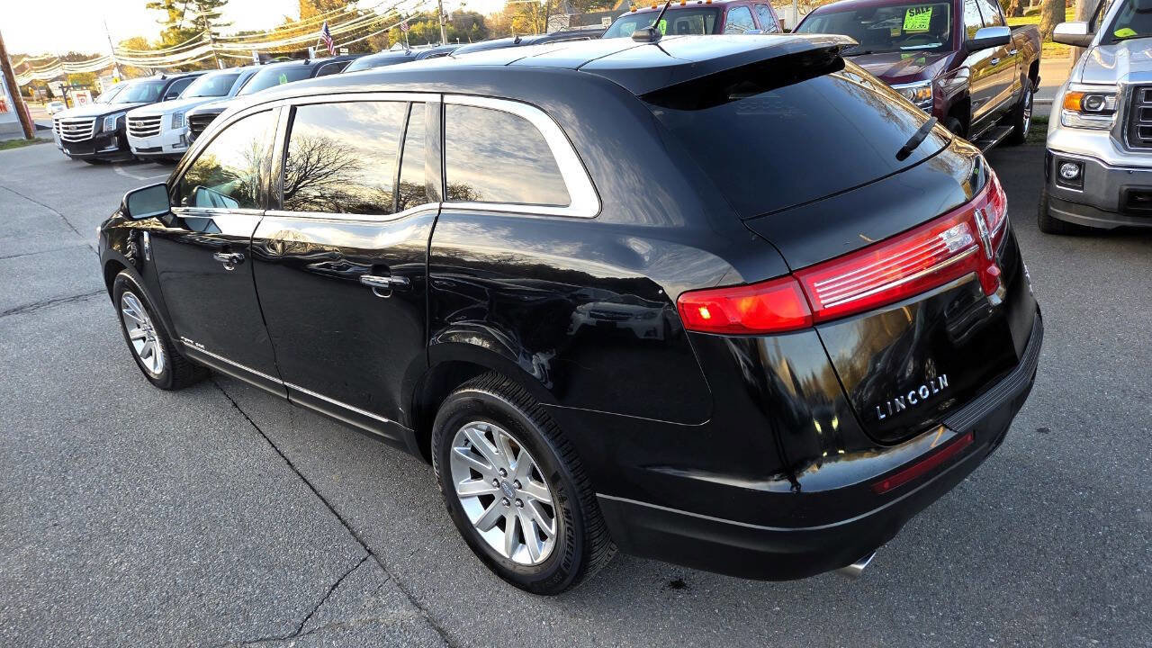 Used 2019 Lincoln MKT AWD image 9