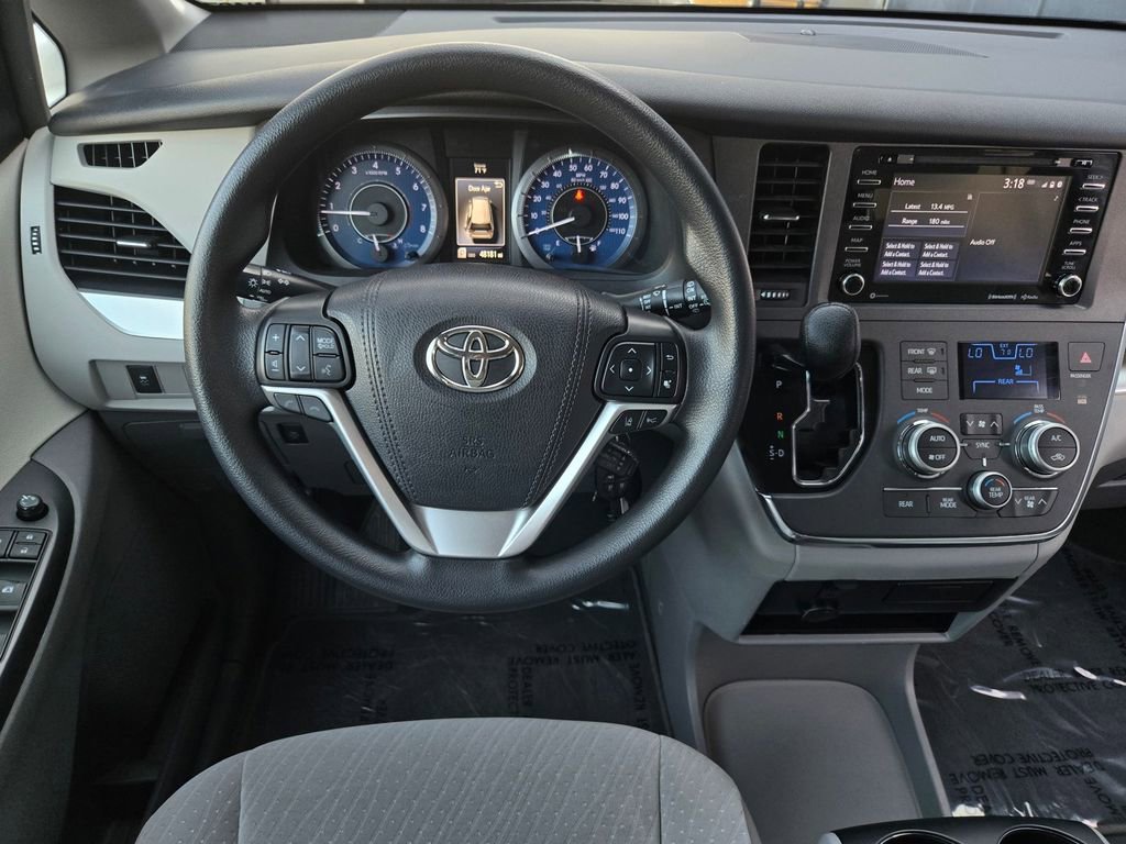 Used 2019 Toyota Sienna LE w/ Carpet Mat Package image 14