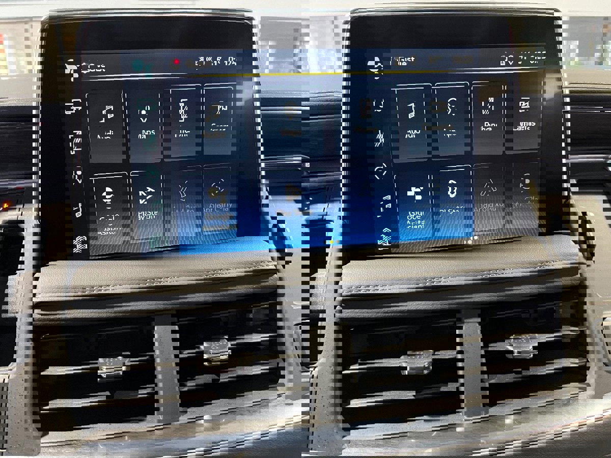 Used 2024 Chevrolet Suburban Z71 image 15