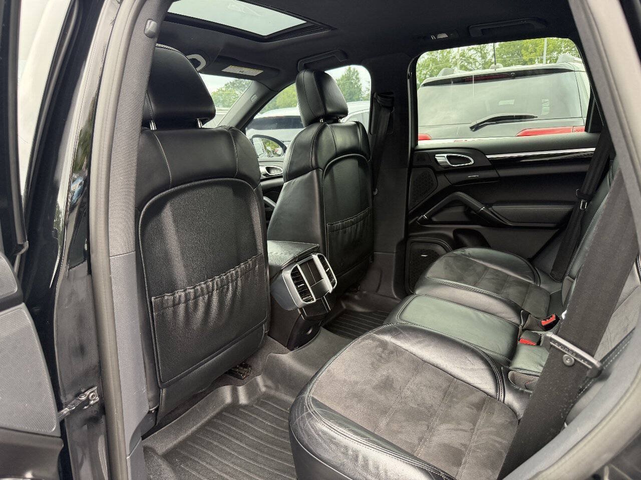 Used 2017 Porsche Cayenne Platinum Edition AWD/4WD image 10