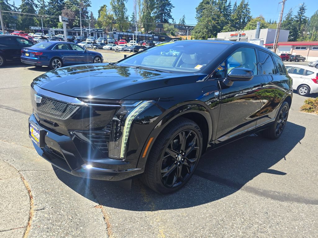 Used 2025 Cadillac Optiq Sport 1 w/ LPO, ONYX Package AWD/4WD image 3