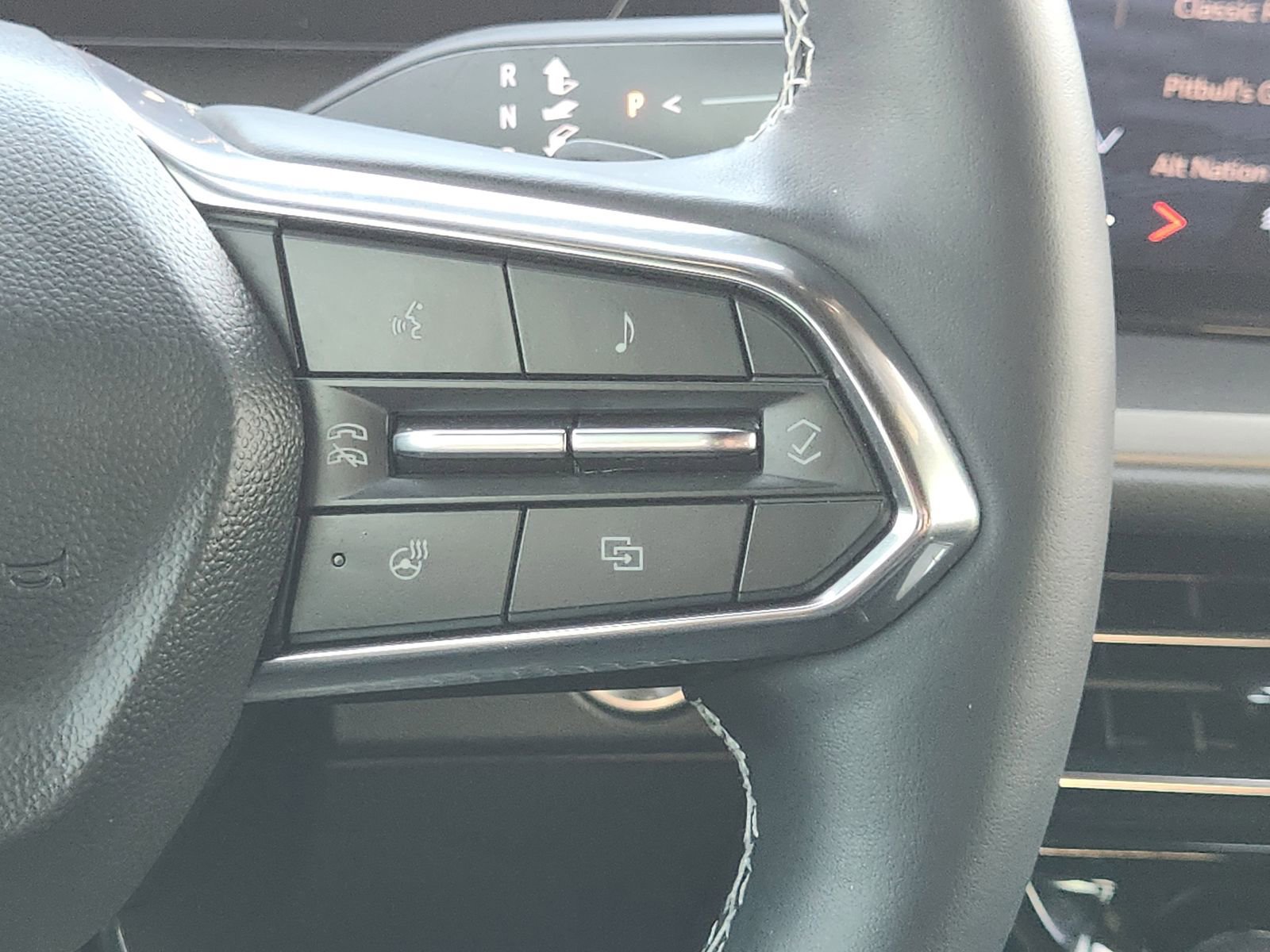 Used 2024 Chevrolet Traverse LT w/ Midnight/Sport Edition image 32