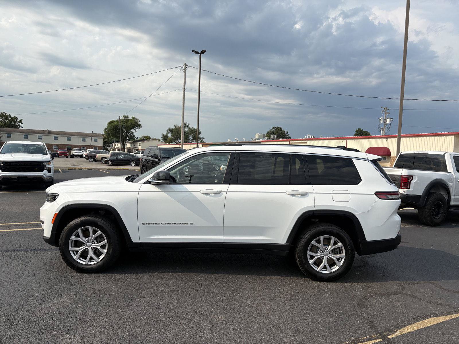 Used 2022 Jeep Grand Cherokee L Limited AWD/4WD image 23
