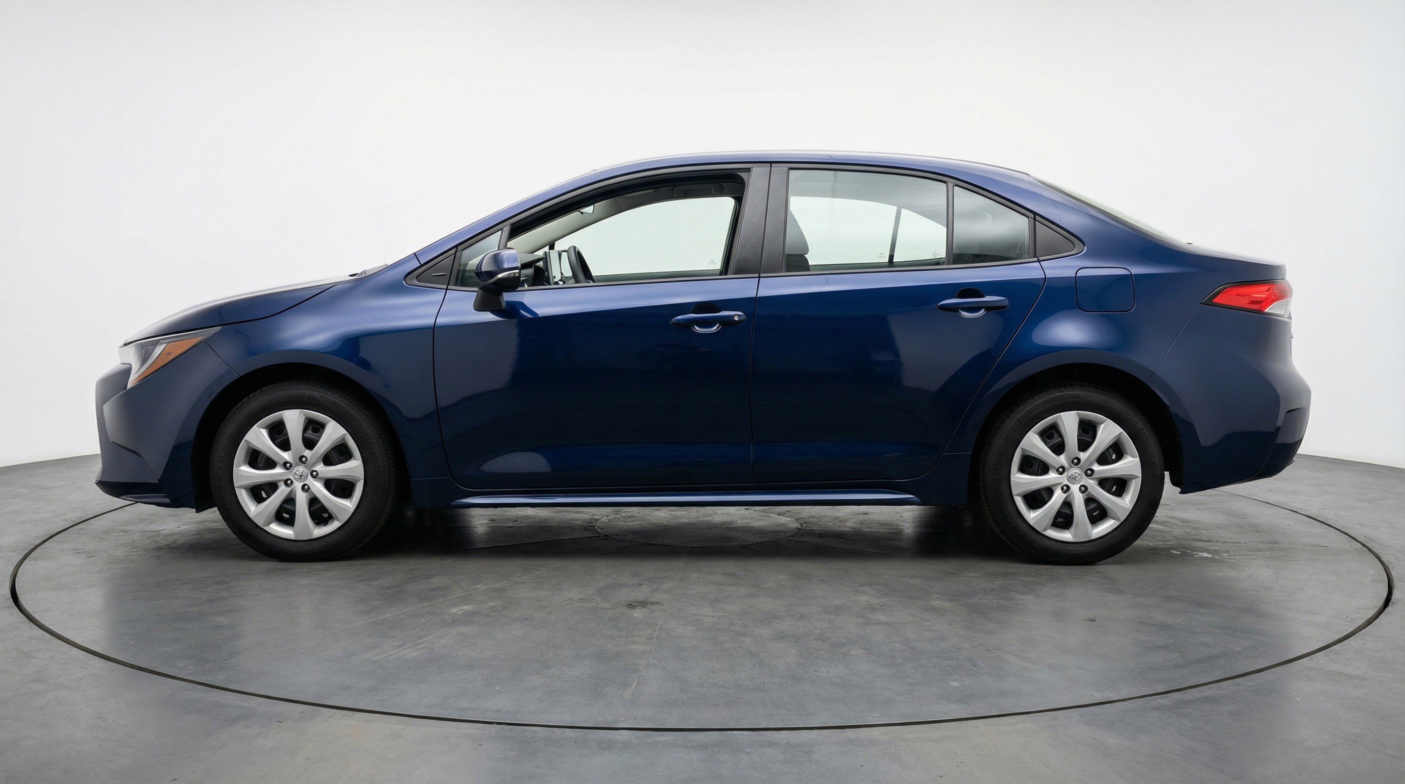 Used 2025 Toyota Corolla LE FWD image 5