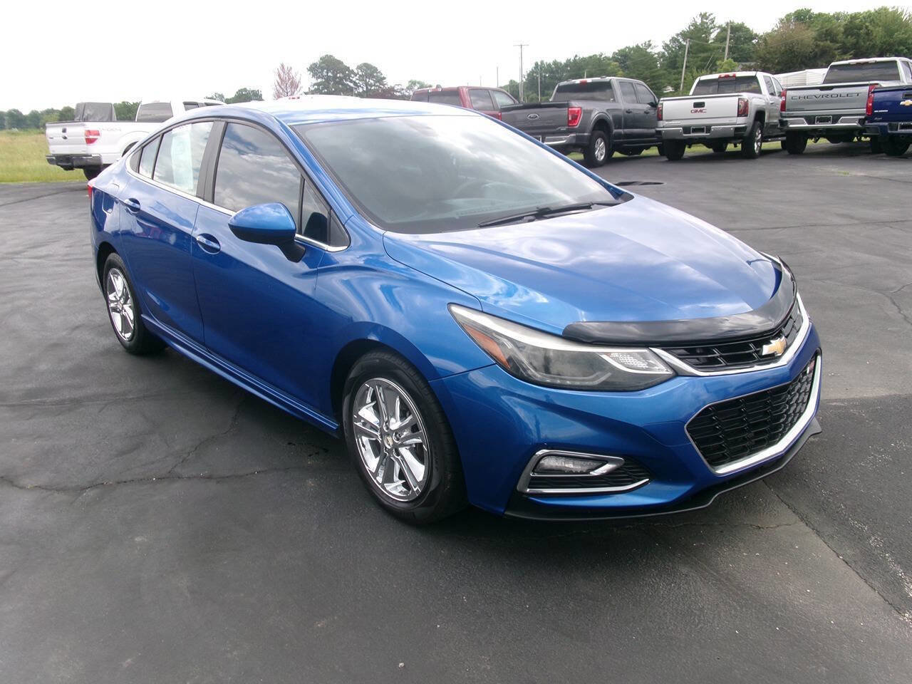 Used 2017 Chevrolet Cruze LT w/ Convenience Package FWD image 2