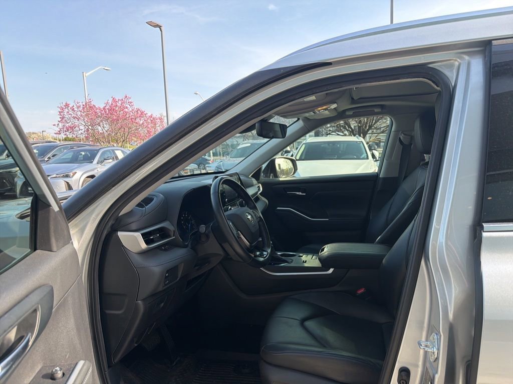 Used 2021 Toyota Highlander XLE image 21