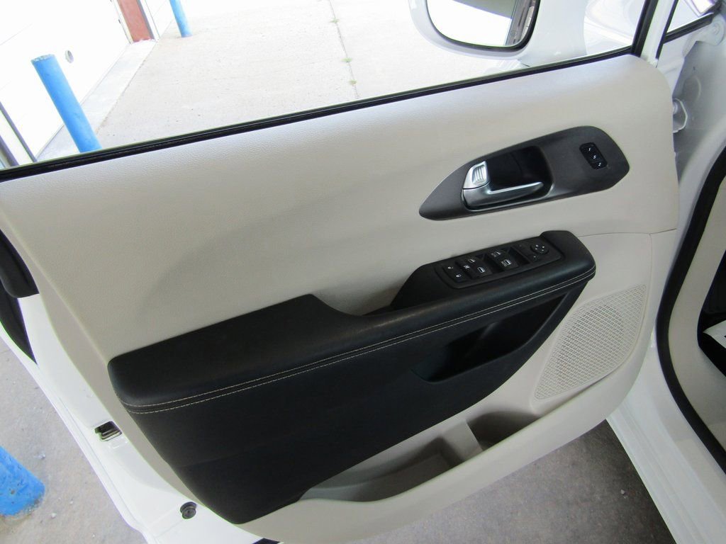 Used 2022 Chrysler Pacifica Touring-L image 22