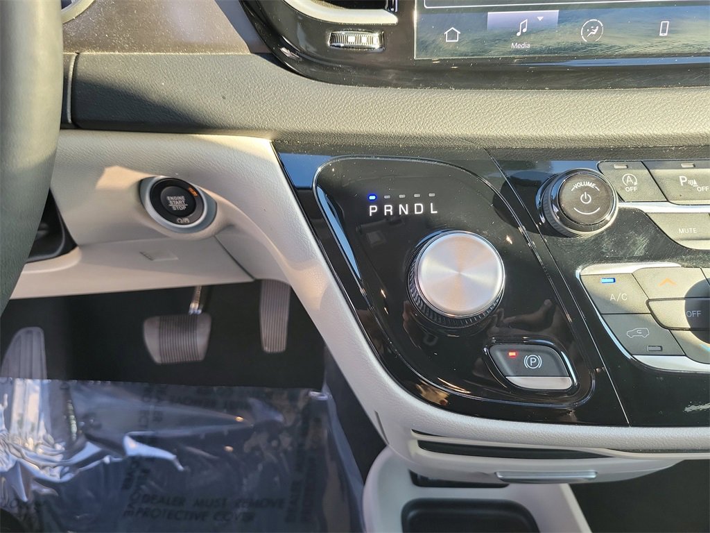 Used 2024 Chrysler Pacifica Touring-L image 22