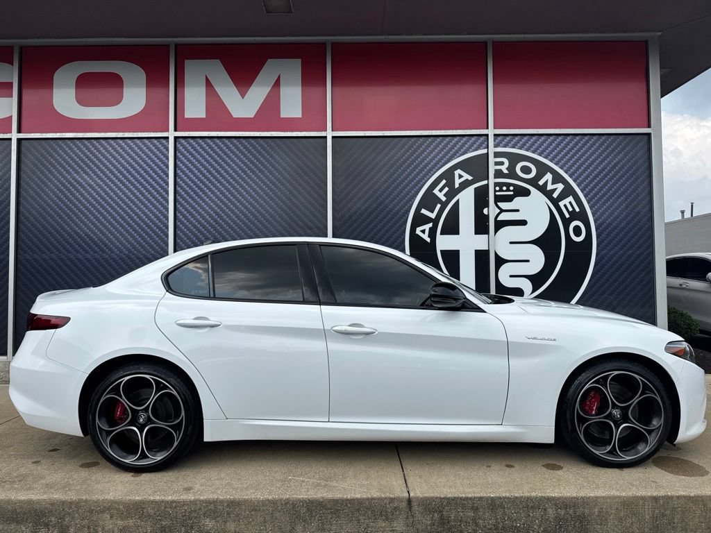 Used 2022 Alfa Romeo Giulia Veloce AWD/4WD image 4