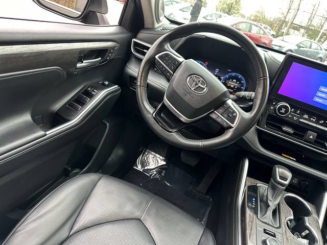 Certified 2025 Toyota Highlander Platinum AWD/4WD image 31
