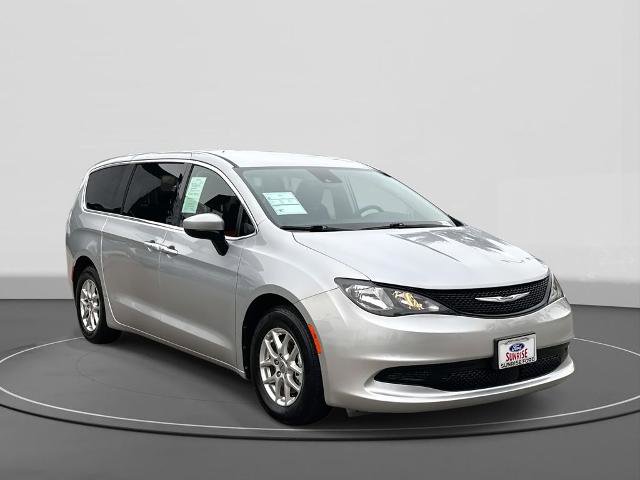 Used 2023 Chrysler Voyager LX image 5