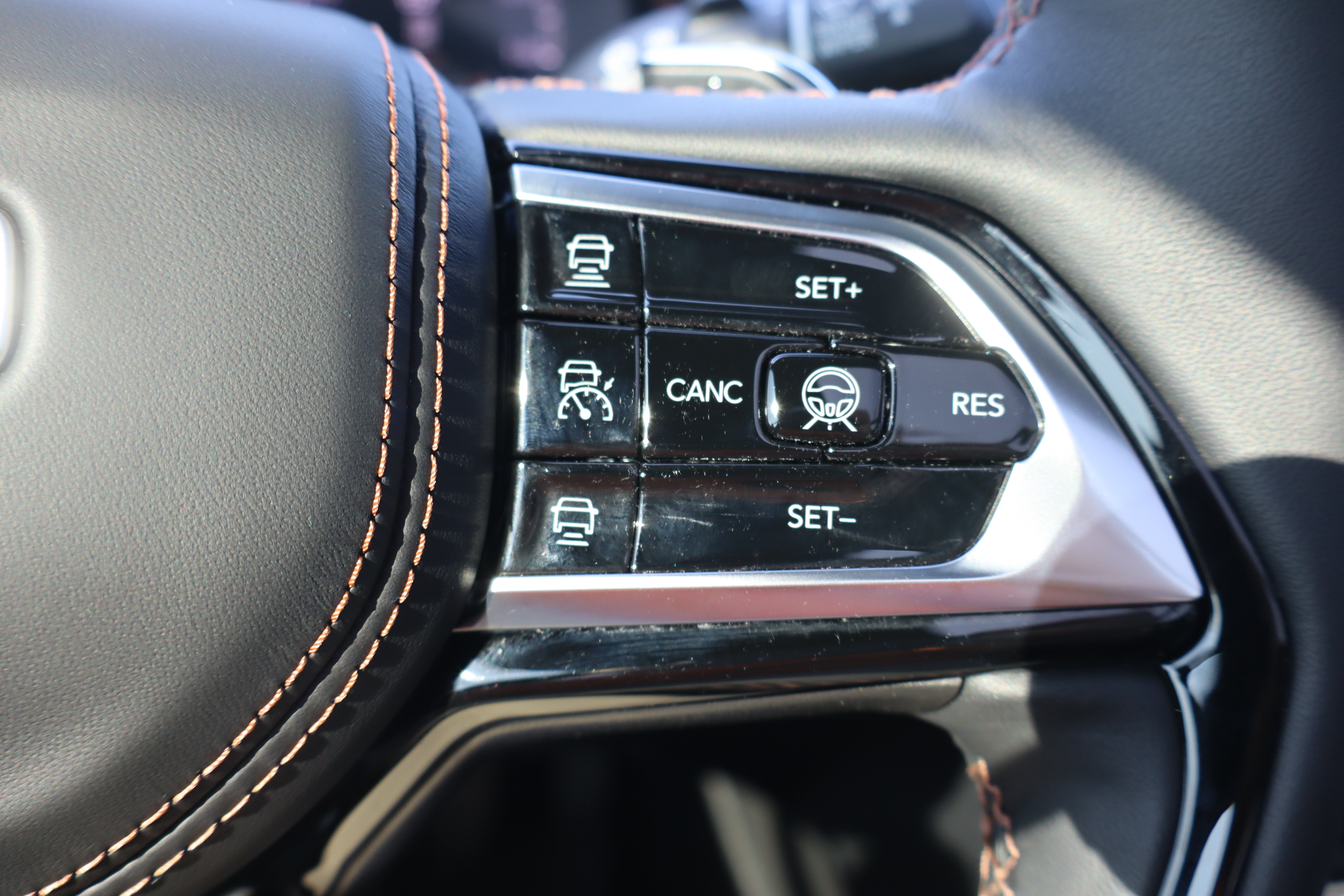 Used 2026 Jeep Grand Cherokee Summit w/ Obsidian Package AWD/4WD image 16