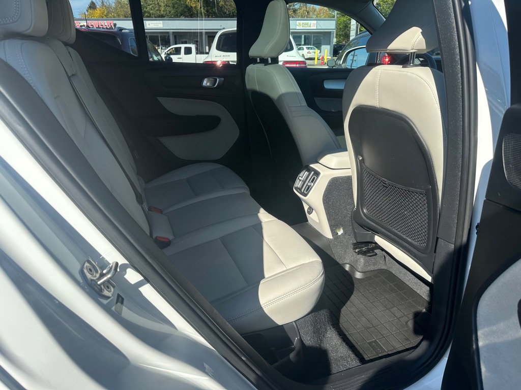 Used 2019 Volvo XC40 T5 Momentum image 16