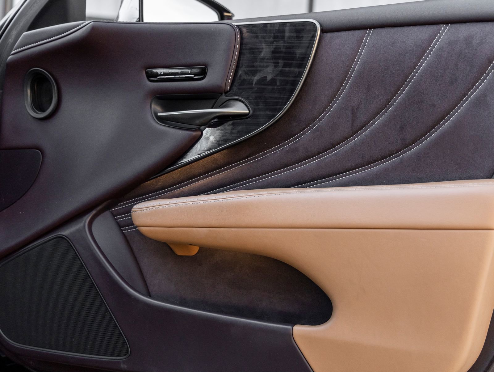 Used 2019 Lexus LS 500 w/ Accessory Package (Z2) image 39