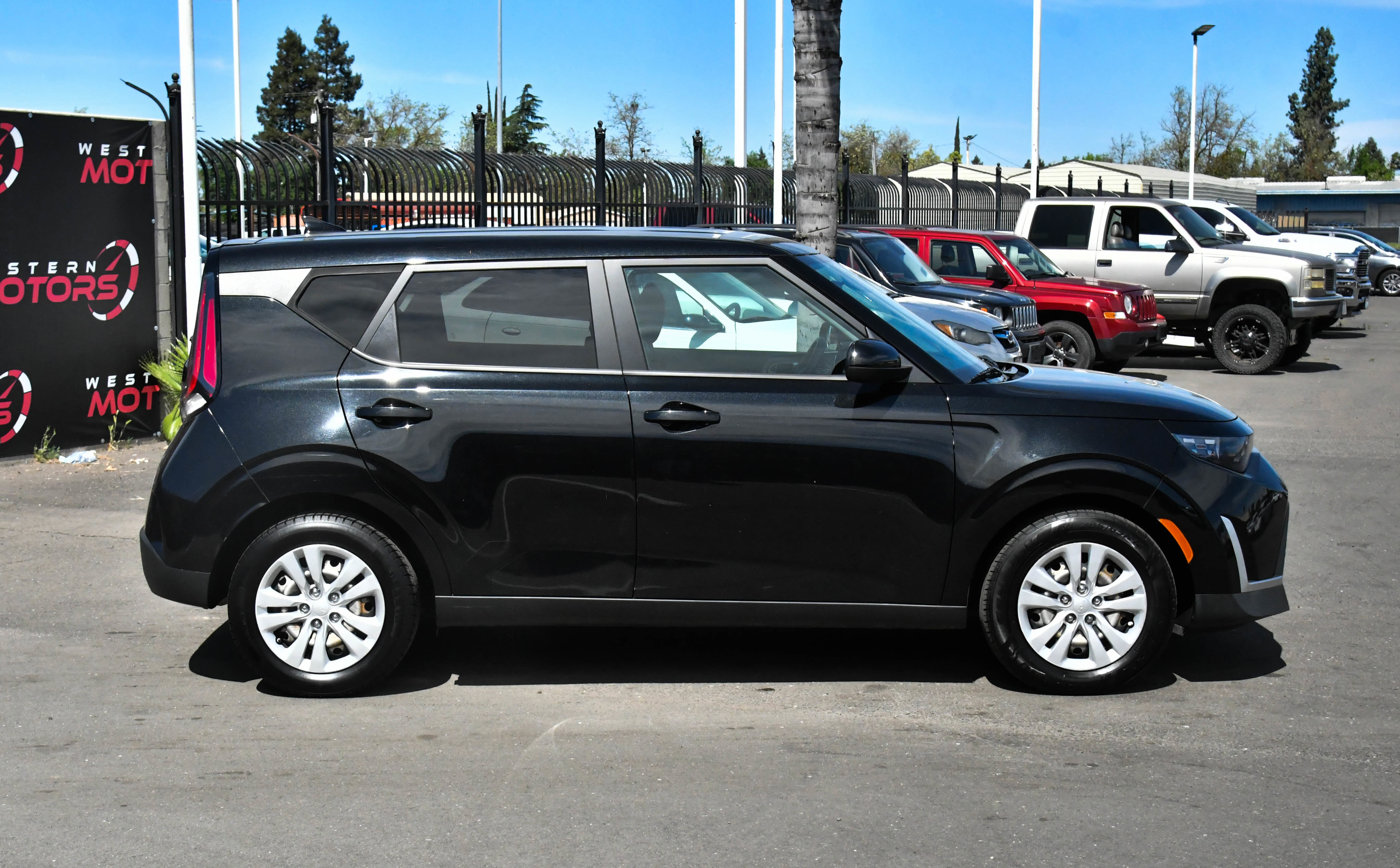 Used 2023 Kia Soul LX image 9