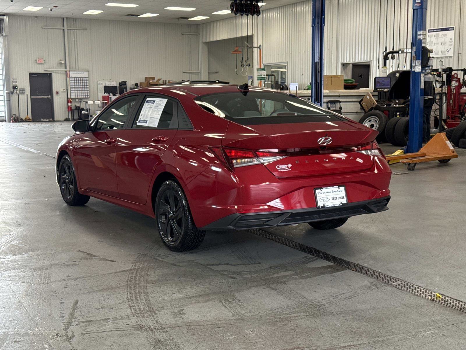 Used 2022 Hyundai Elantra SEL w/ Preferred Accessory Package image 7